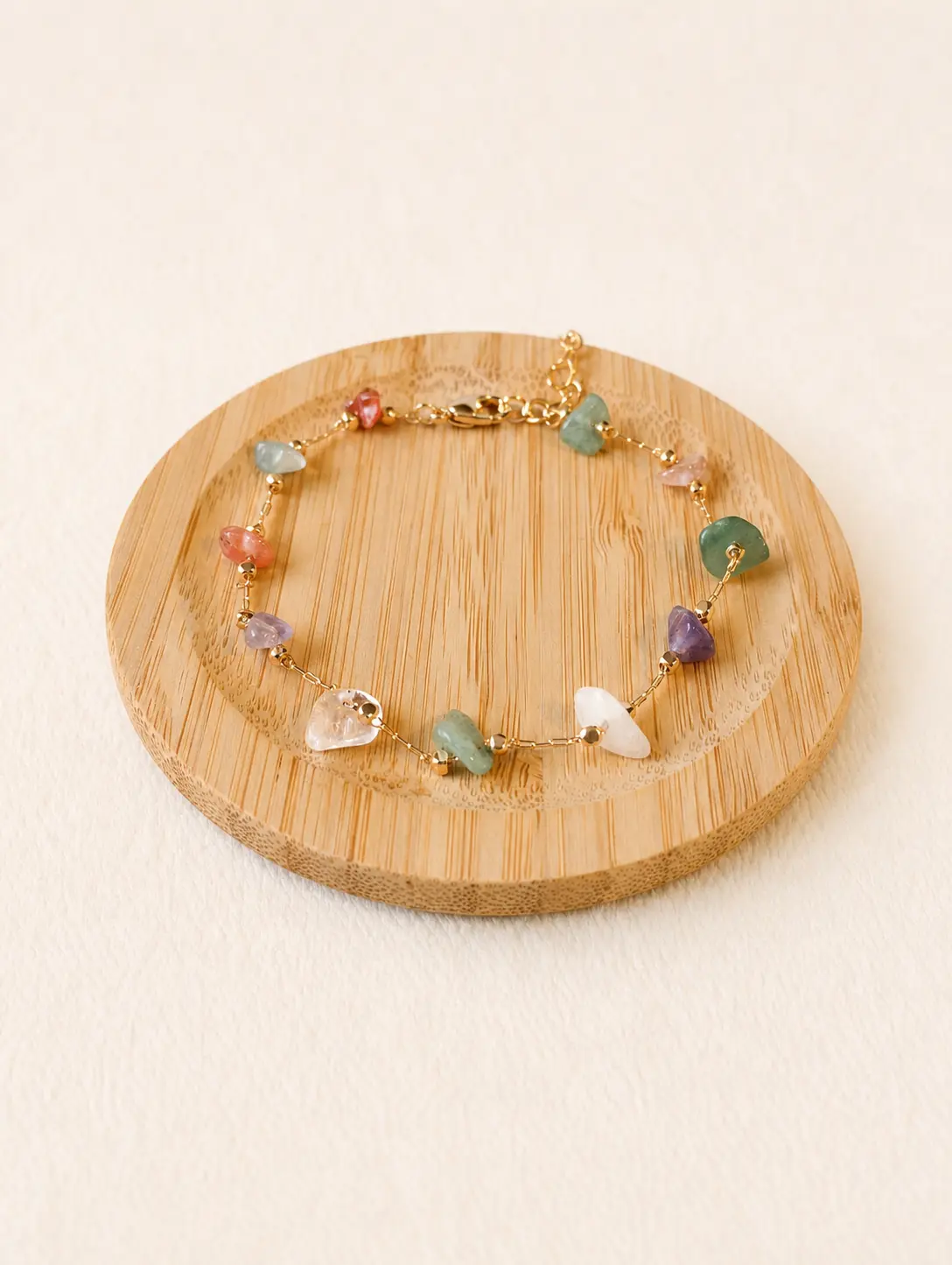 Bracelet orné de pierres colorées aux nuances délicates